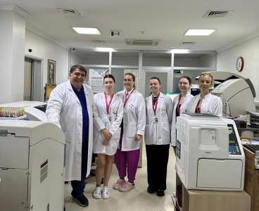 zespół laboratoryjny wraz ze studentkami. Kliknij, aby powiększyć zdjęcie.